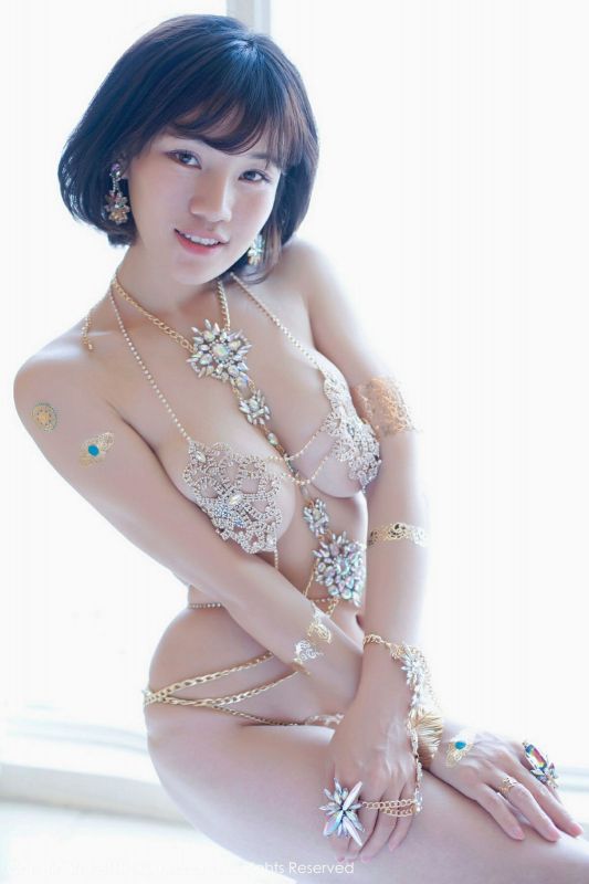 多香子 - 镶钻链衣和红色蕾丝束胸衣