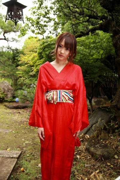 滨田翔子《禁断の柔肌》翘臀美女写真集