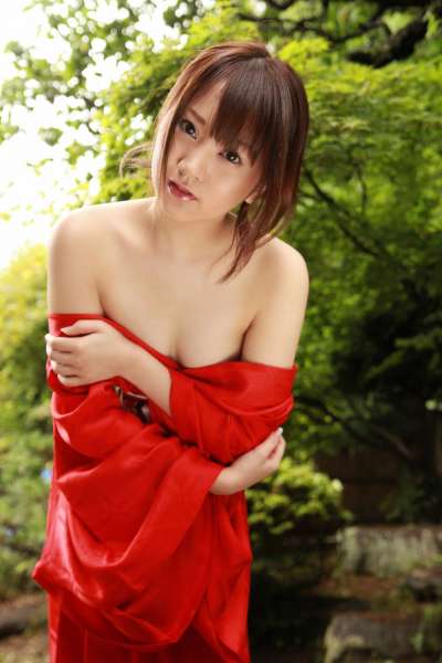 滨田翔子《禁断の柔肌》翘臀美女写真集