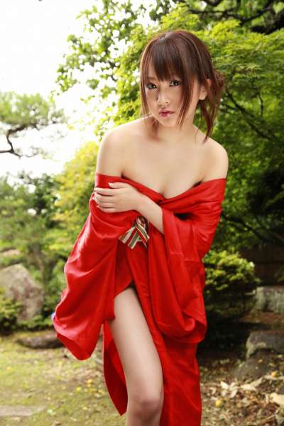 滨田翔子《禁断の柔肌》翘臀美女写真集