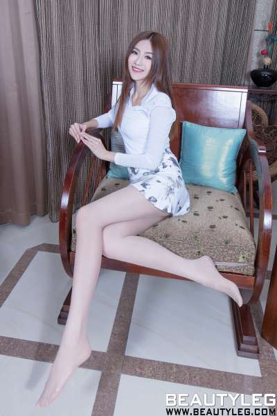 Vicni晓育儿 - 短裙丝袜美腿  写真