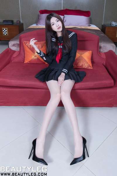 Vicni晓育儿 - 短裙丝袜美腿  写真