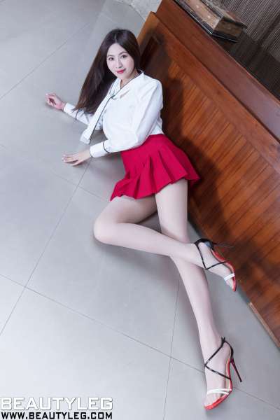 Vicni晓育儿 - 短裙丝袜美腿  写真