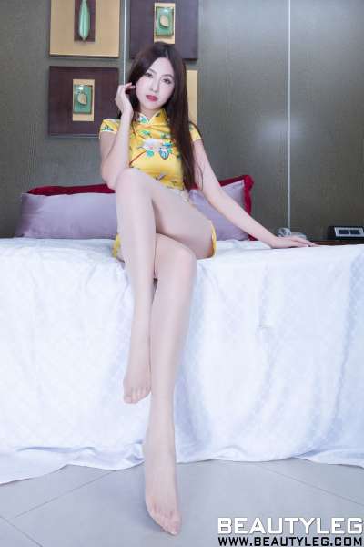 Vicni晓育儿 - 短裙丝袜美腿  写真