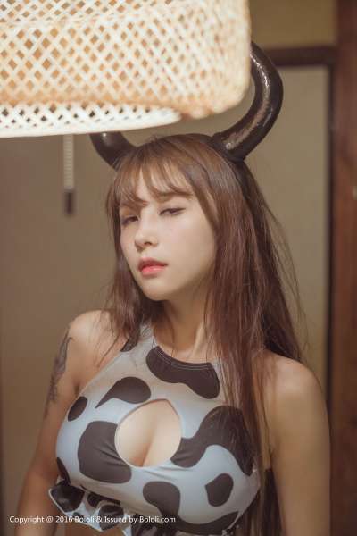 夏美酱 - 奶牛魔王COS巨乳诱惑写真