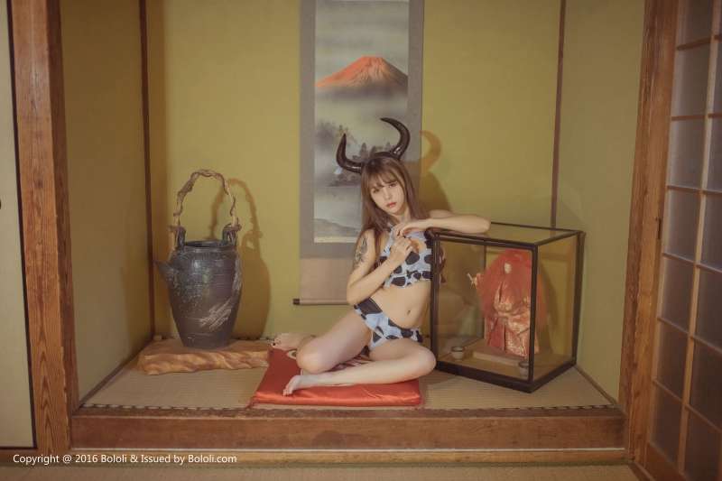 夏美酱 - 奶牛魔王COS巨乳诱惑写真