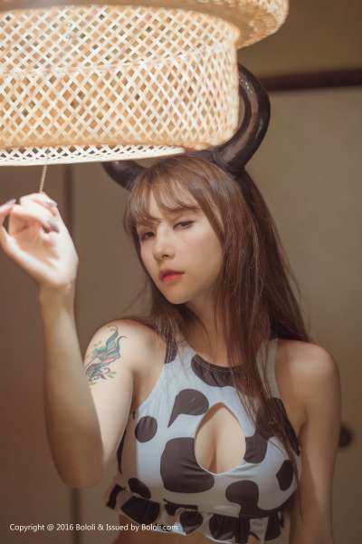 夏美酱 - 奶牛魔王COS巨乳诱惑写真