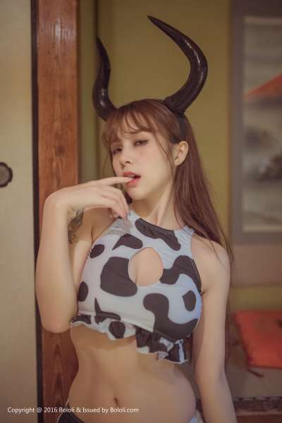 夏美酱 - 奶牛魔王COS巨乳诱惑写真