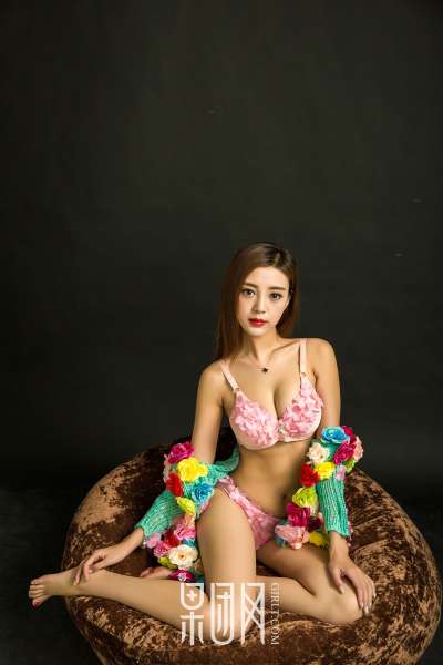 温柔少女蜜球颤颤送温暖~诱惑写真图集