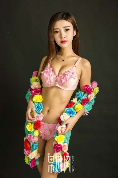 温柔少女蜜球颤颤送温暖~诱惑写真图集