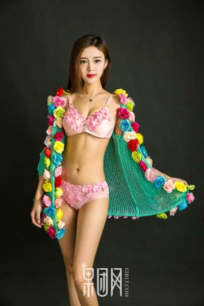 温柔少女蜜球颤颤送温暖~诱惑写真图集