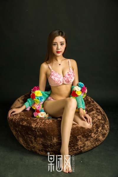 温柔少女蜜球颤颤送温暖~诱惑写真图集