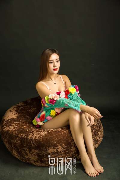温柔少女蜜球颤颤送温暖~诱惑写真图集
