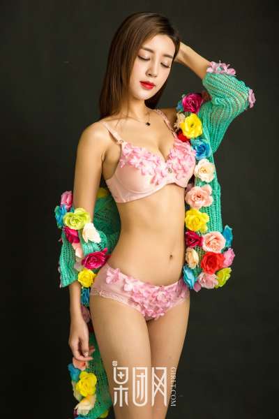 温柔少女蜜球颤颤送温暖~诱惑写真图集