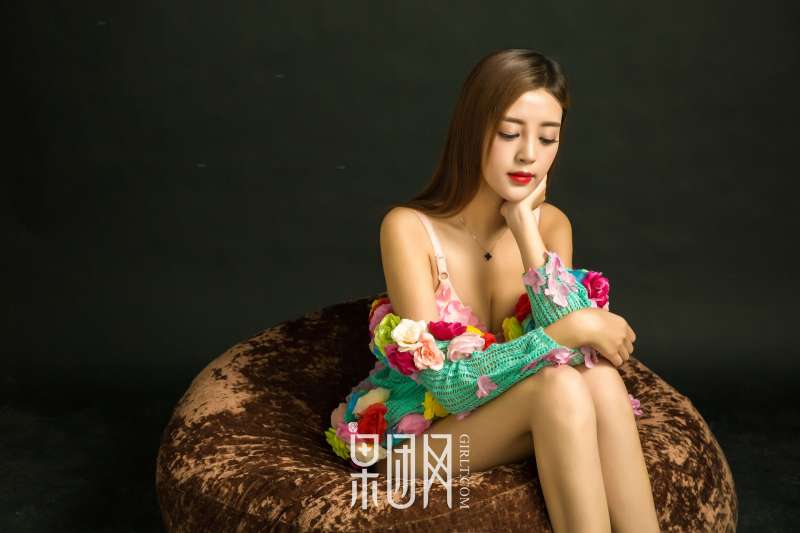 温柔少女蜜球颤颤送温暖~诱惑写真图集