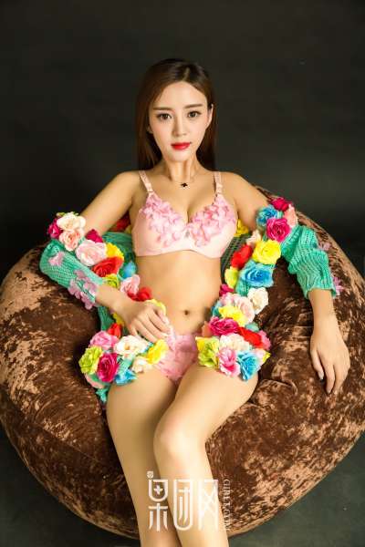温柔少女蜜球颤颤送温暖~诱惑写真图集