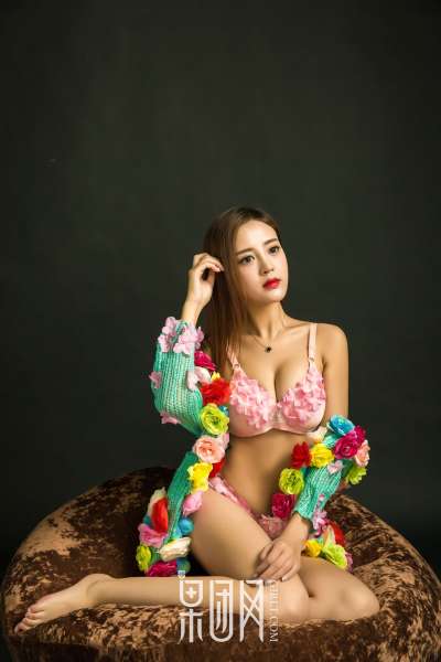 温柔少女蜜球颤颤送温暖~诱惑写真图集