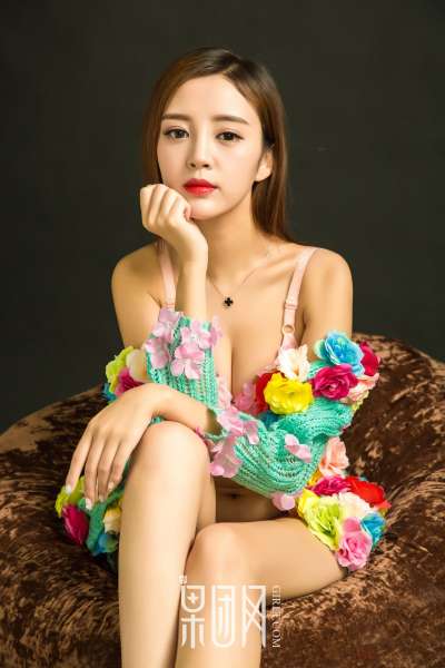 温柔少女蜜球颤颤送温暖~诱惑写真图集