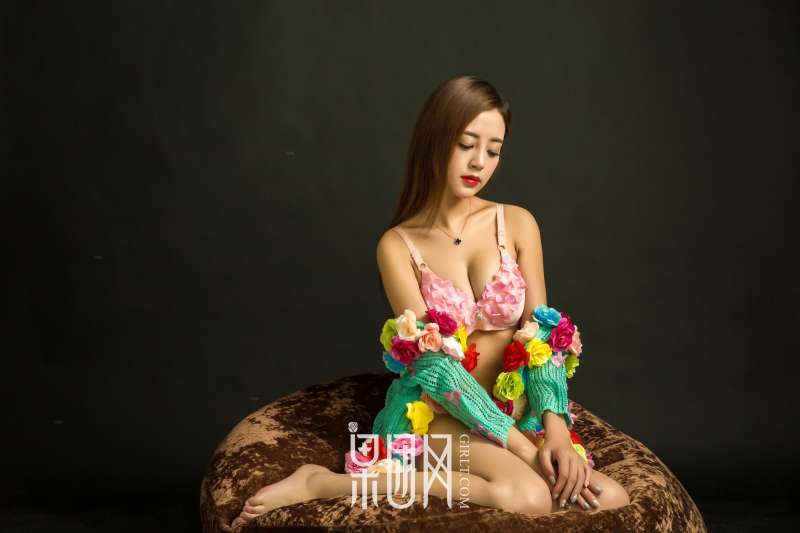 温柔少女蜜球颤颤送温暖~诱惑写真图集