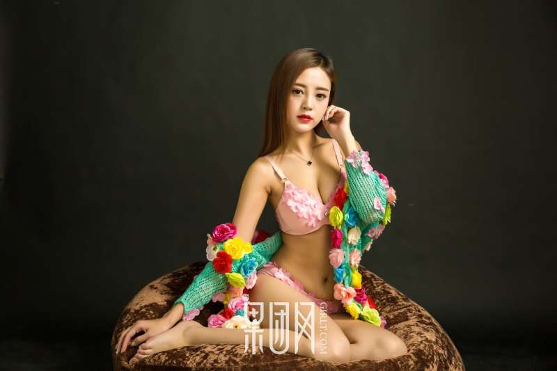 温柔少女蜜球颤颤送温暖~诱惑写真图集