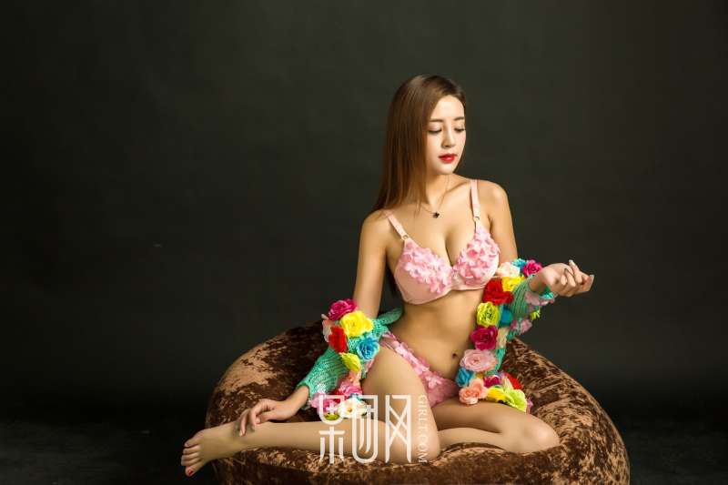 温柔少女蜜球颤颤送温暖~诱惑写真图集