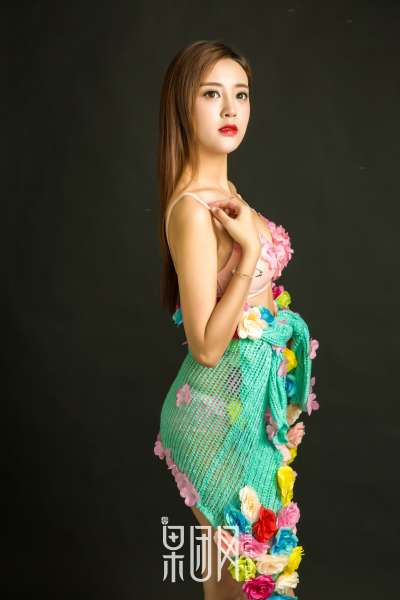 温柔少女蜜球颤颤送温暖~诱惑写真图集