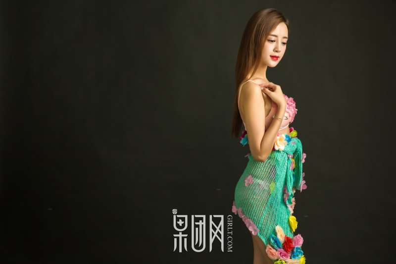 温柔少女蜜球颤颤送温暖~诱惑写真图集