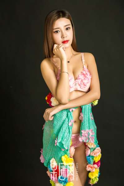 温柔少女蜜球颤颤送温暖~诱惑写真图集