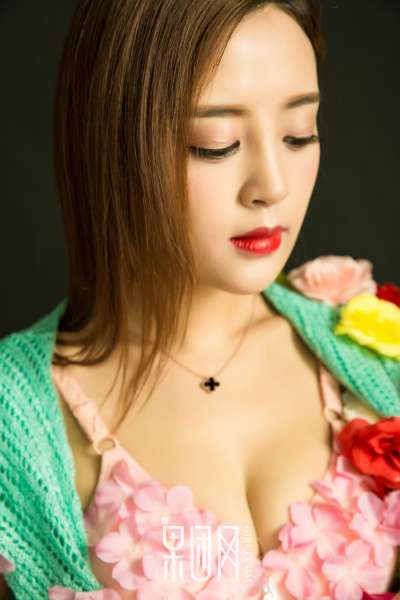 温柔少女蜜球颤颤送温暖~诱惑写真图集