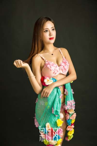 温柔少女蜜球颤颤送温暖~诱惑写真图集