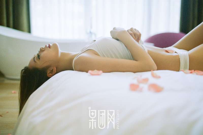 清纯女酮体如玉雪白嫩肤 性感写真套图