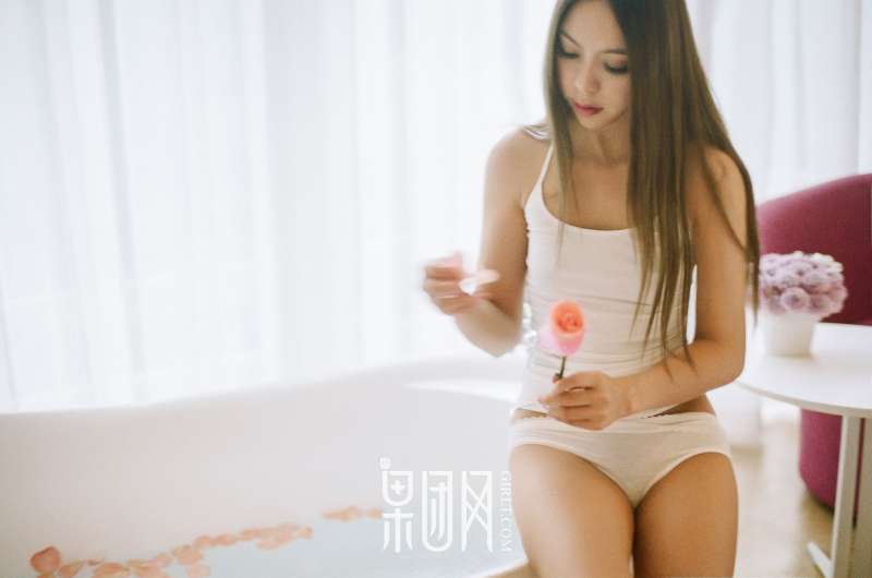 清纯女酮体如玉雪白嫩肤 性感写真套图