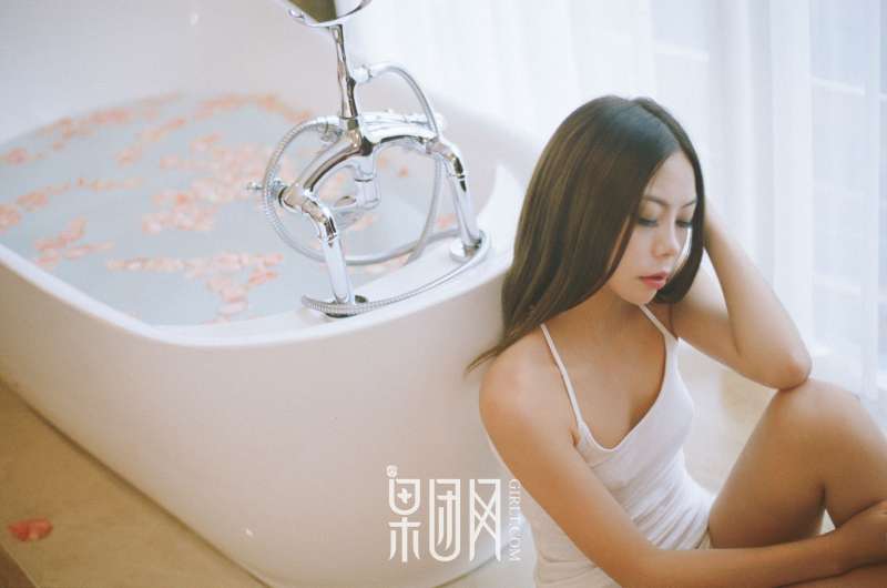 清纯女酮体如玉雪白嫩肤 性感写真套图