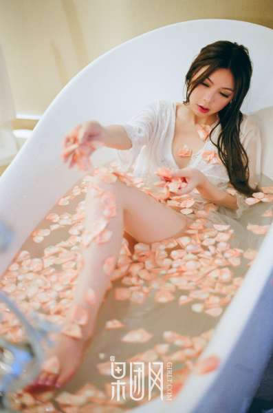清纯女酮体如玉雪白嫩肤 性感写真套图