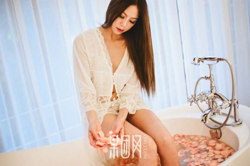 清纯女酮体如玉雪白嫩肤 性感写真套图