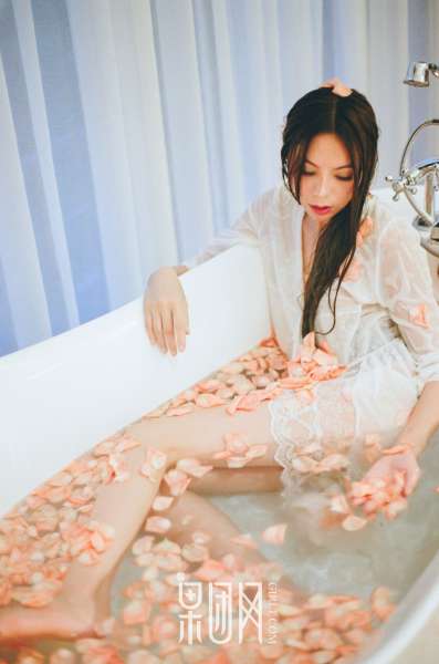 清纯女酮体如玉雪白嫩肤 性感写真套图