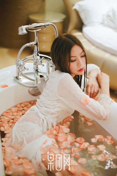 清纯女酮体如玉雪白嫩肤 性感写真套图