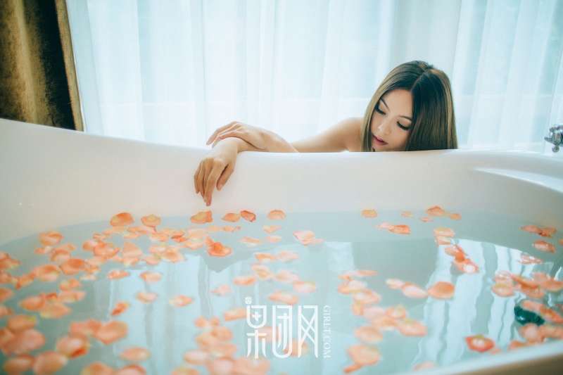 清纯女酮体如玉雪白嫩肤 性感写真套图