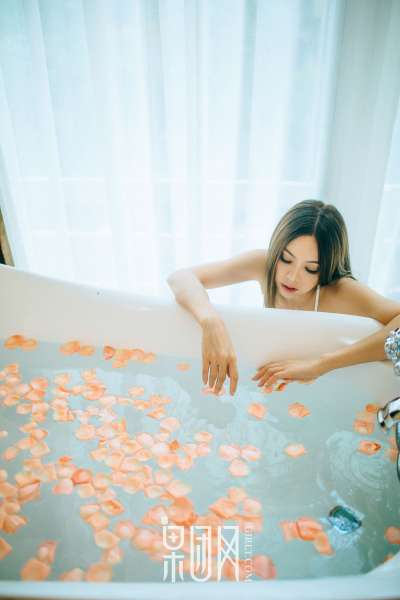 清纯女酮体如玉雪白嫩肤 性感写真套图