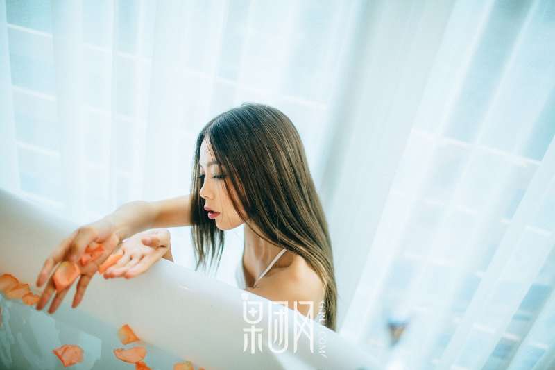 清纯女酮体如玉雪白嫩肤 性感写真套图