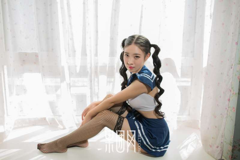 清纯学生妹~上演网袜诱惑写真套图！