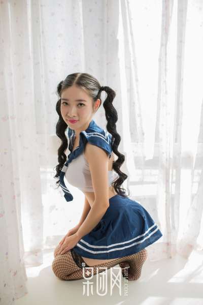 清纯学生妹~上演网袜诱惑写真套图！