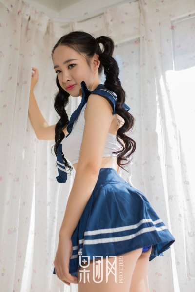 清纯学生妹~上演网袜诱惑写真套图！