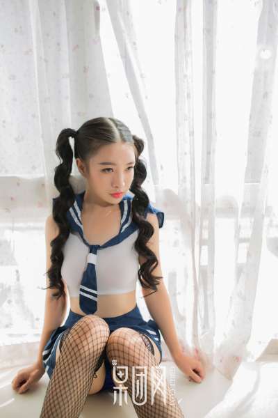 清纯学生妹~上演网袜诱惑写真套图！