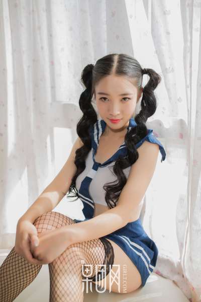 清纯学生妹~上演网袜诱惑写真套图！