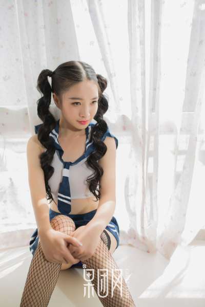 清纯学生妹~上演网袜诱惑写真套图！