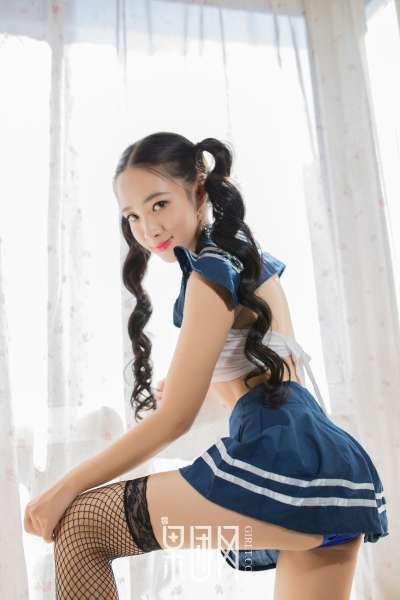 清纯学生妹~上演网袜诱惑写真套图！