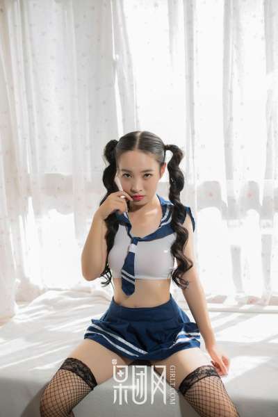 清纯学生妹~上演网袜诱惑写真套图！