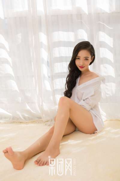清纯学生妹~上演网袜诱惑写真套图！