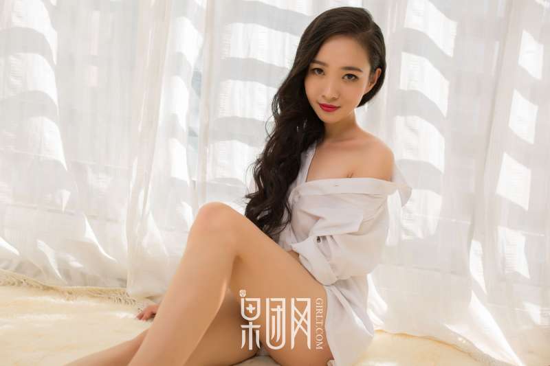 清纯学生妹~上演网袜诱惑写真套图！